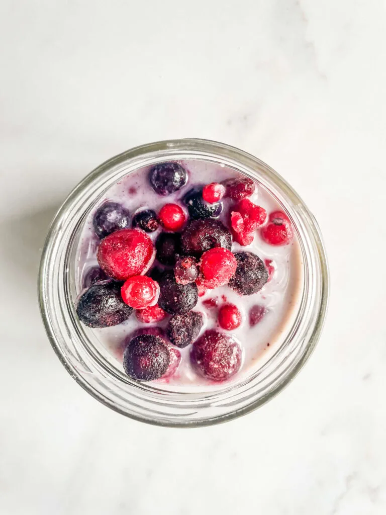 Overnight Oats with Frozen Berries